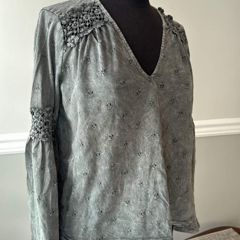 NWT eri & ali from Anthropologie  gray washed bell sleeve top size medium petite